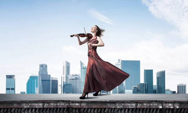 Молодая Привлекательная Девушка Играет Скрипке Вершине Здания Смешанные Медиа — стоковое фото