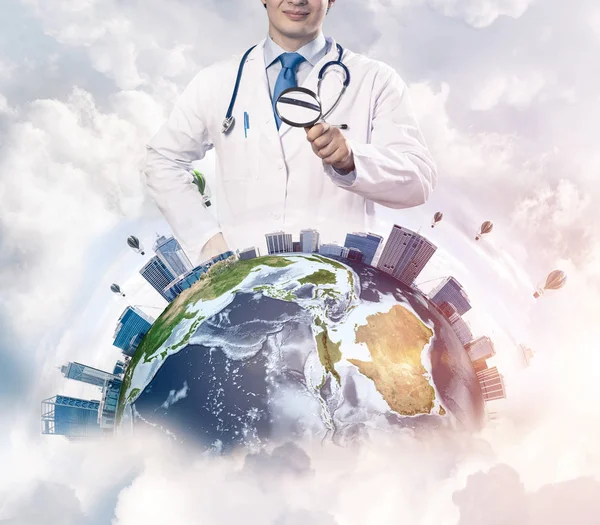 Kavramsal Görüntü Içinde Beyaz Tıbbi Üniforma Büyüteç Aracılığıyla Dünya Dünya — Stok fotoğraf