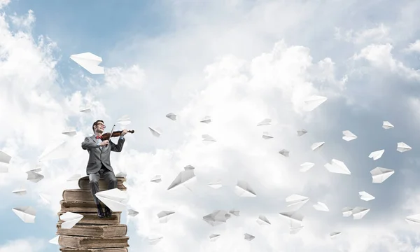 Joven Vestido Traje Gafas Sentado Libro Tocando Violín — Foto de Stock