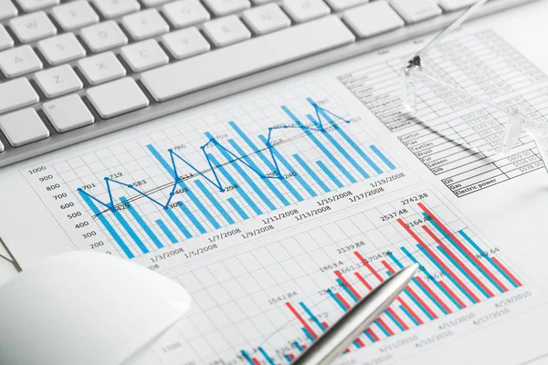 Negócio Local Trabalho Com Mouse Teclado Papéis Com Gráficos Diagramas — Fotografia de Stock