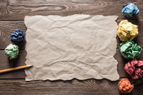 Buruşuk Kahverengi Kağıt Levha Kalem Ahşap Tablo — Stok fotoğraf