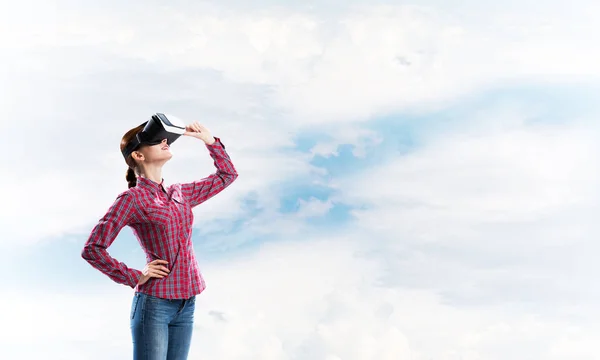 Junge Kaukasische Frau Mit Virtual Reality Helm Vor Himmelshintergrund — Stockfoto