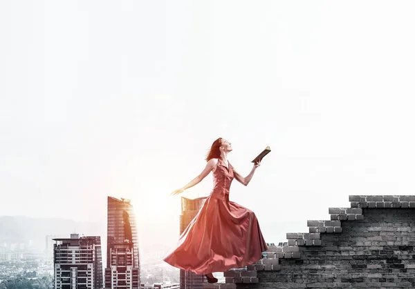 Kırmızı Elbiseli Genç Çekici Kadın Kitap Yürüyen Merdiven Karışık Teknik — Stok fotoğraf