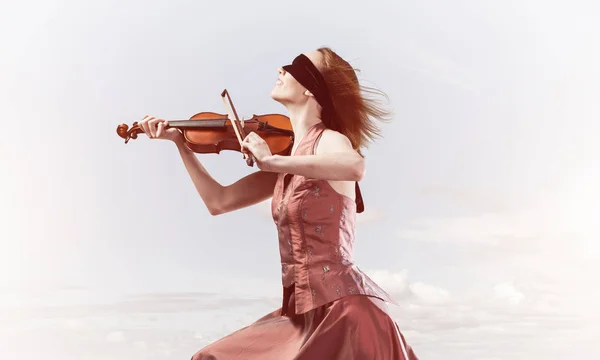 Молодая Привлекательная Девушка Играет Скрипке Над Голубым Небом Облаком — стоковое фото