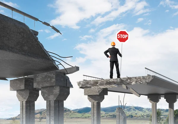 Vista Posteriore Ingegnere Casco Tenendo Segno Stop Mentre Piedi Ponte — Foto Stock