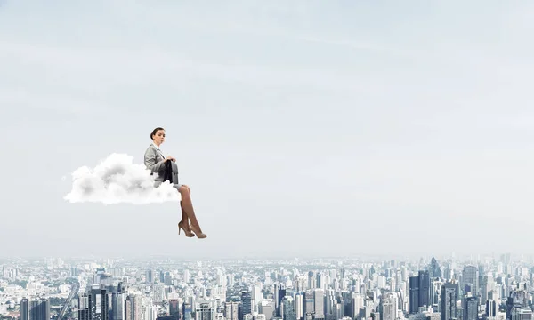 Junge Elegante Frau Mit Koffer Den Händen Auf Wolke Sieben — Stockfoto