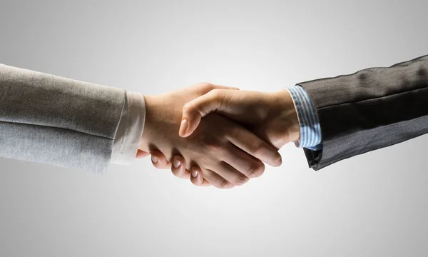 ビジネスの人々 がパートナーシップのための記号として握手を閉じます ミクスト メディア — ストック写真