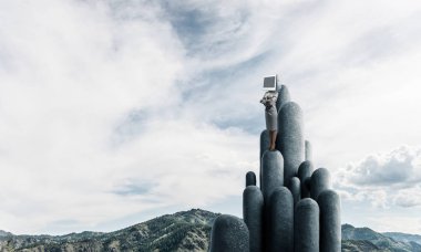 İş kadını kafasına silah tutmak yerine İzleyicisi ile takım elbiseli güzel manzara ile taş sütunlar tepesinde dururken arka plan üzerinde çarpı işareti.