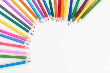 Boyama hobi ve yaratıcılık beyaz ayarlanmış renkli kalemler tarafından sunulan