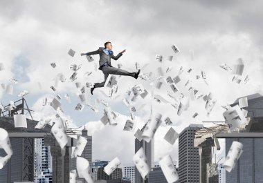 Kağıt belgeleri beton köprü zorluklar üstesinden sembolü olarak uçan ile gap üstünden atlayarak iş adamı. Cityscape arka plan üzerinde. 3D render.