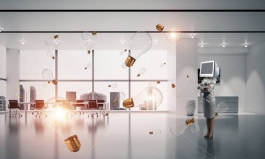 Ofis binasında uçan ampullerin arasında dururken kollarını çapraz tutmak yerine monitörlü bir iş kadını. 3B görüntüleme.