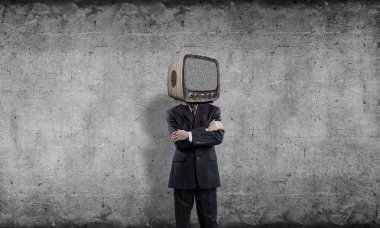 Arka plan üzerinde duran gri karanlık Duvar ile boş oda içinde iş başına silah tutmak yerine eski Tv ile takım elbiseli adamı geçti.
