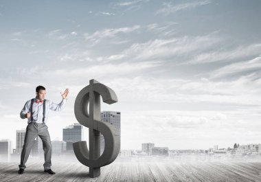 Öfkeli genç işadamı yumruklanmış dolar sembolüyle kaza yapacak.