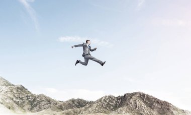 İş adamı havada aktif yaşam pozisyon sembolü olarak çalışan takım elbiseli. Hava ve doğa arka planda görüntüleyin. 3D render.