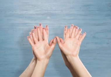 Aşkı ve mutluluğu temsil eden kadın ve erkeğin elleri