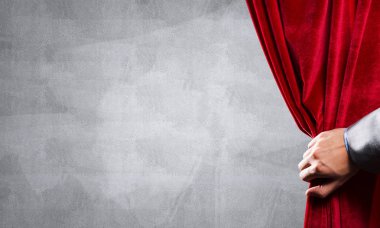 İşadamı el açık kırmızı kadife perde yakın çekim. Metninizi yerleştirin