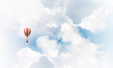 Renkli aerostat üzerinde mavi bulutlu gökyüzü uçan. 3D render.