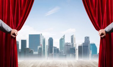 İnsan eli modern cityscape ve bulutlu gökyüzü kırmızı kadife perde açılır
