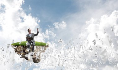 Komik adam kırmızı gözlük ve ada ve okuma kitabı üzerinde oturan takım elbise