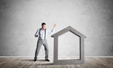 Kararlı iş adamı yumruğunun beton figüründen kurtulacak.