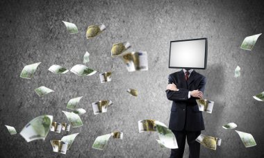 Arka plan üzerinde duran Euro uçan arasında ve gri karanlık Duvar ile işadamı Tv ile takım baş silah tutmak yerine geçti.