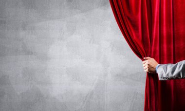 İşadamı el açık kırmızı kadife perde yakın çekim. Metninizi yerleştirin