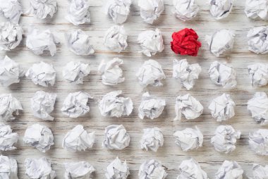 Bir takım buruşuk kağıt toplar ve tek renkli