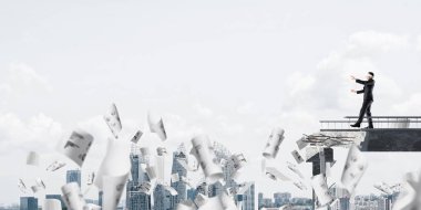 Kağıtları kocaman bir boşluk ile beton köprü üzerinde gizli tehditler ve riskler sembolü olarak uçan arasında blindfolded yürüyüş iş adamı. Cityscape görünümü arka plan üzerinde. 3D render.