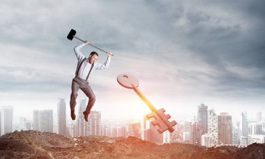 Zıplayan işadamı, arka planda şehir manzarası ve güneş ışığı olan önemli bir sembolü çarpıyor. 3B görüntüleme.