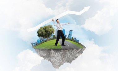 Takım elbiseli genç ve kendine güvenen iş adamının kavramsal görüntüsü büyük beyaz oku elinde tutarken arka planda bulutlu bir gökyüzü ile uçan adada duruyor..