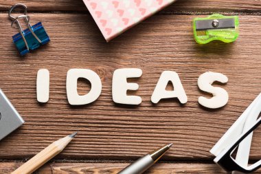 Ahşap yüzey üzerinde iş öğeleri ile çalışma alanı'nın Üstten Görünüm