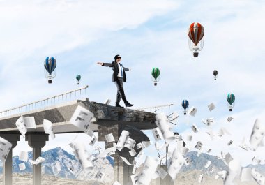 Belgeler üzerinde kocaman bir boşluk ile beton köprü gizli tehditler ve riskler sembolü olarak uçan arasında blindfolded yürüyüş iş adamı. Uçan balonlar ve doğa görünümü arka plan üzerinde. 3D render.