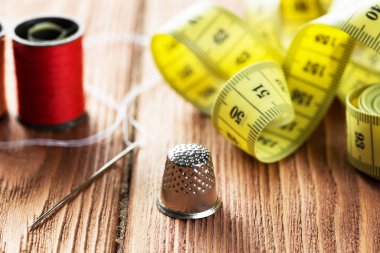 Ahşap masadaki dikiş seti aksesuarlarının parlak görüntüsü