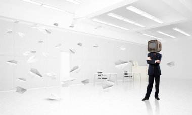 İş başına silah tutmak yerine eski bir Tv ile takım elbiseli adamı dururken kağıt uçaklar ofis binası içinde uçan arasında geçti. 3D render.