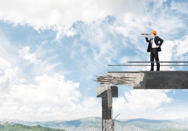 Genç takım elbiseli mühendis ve spyglass Tamirhane üzerinde duran arka planda gökyüzü ve doğa manzaralı seyir kask. 3D render.