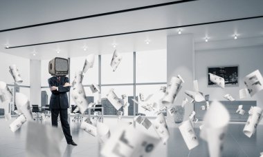 Kafasına silah tutmak yerine eski bir Tv ile takım elbiseli işadamı duran kağıtları ofis binası içinde uçan arasında geçti. 3D render.