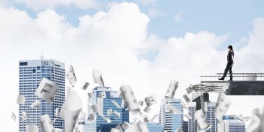 Kağıtları kocaman bir boşluk ile beton köprü üzerinde gizli tehditler ve riskler sembolü olarak uçan arasında blindfolded yürüyüş iş adamı. Cityscape görünümü arka plan üzerinde. 3D render.