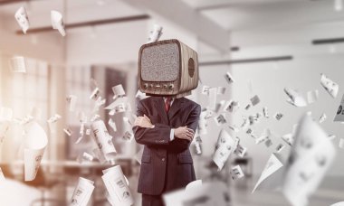 İşadamı duran kağıtları ofis binası içinde uçan arasında geçti silah tutmak baş yerine eski Tv ile takım elbiseli resim kırpılmış.