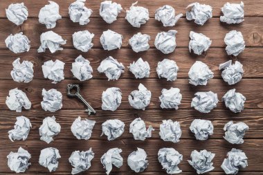 Buruşuk Kağıt ahşap masa üzerinde birçok topları arasında Vintage anahtarı