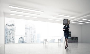 İş kadını kıyafetli kafa silah tutmak yerine eski bir Tv ile duran ofis binası içinde geçti. 3D render.