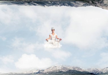 Genç kadın gözleri koruma kapalı ve seyir bulut doğa dünyalar arasında havada meditasyon sırasında konsantre.