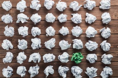 Fikir olarak ahşap masanın üzerine buruşmuş beyaz kağıt parçası.