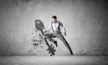 Kararlı iş adamı tekme taşı figürüyle atlayıp kırıyor.