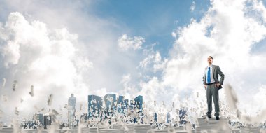 Clear sky harflerle arka plan üzerinde uçan arasında belgeleri yığını üzerinde takım elbise duran'emin iş adamıdır. Karışık teknik.