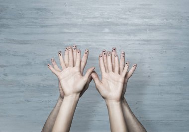 Aşkı ve mutluluğu temsil eden kadın ve erkeğin elleri