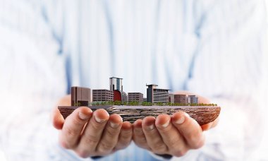 Modern ofis Merkezi modeli elinde tutan işadamı kapatın. Karışık teknik