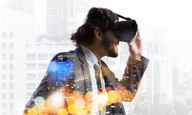 İşadamı cityscape arka plan karşı sanal kask içinde çift pozlama