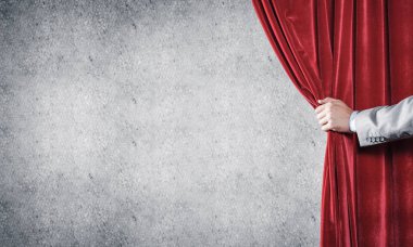 İşadamı el açık kırmızı kadife perde yakın çekim. Metninizi yerleştirin