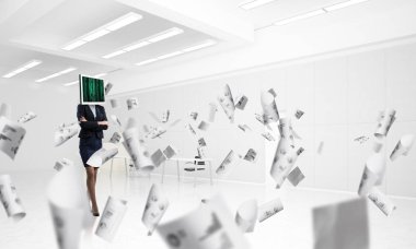 İş kadını kıyafetli kafa silah tutmak yerine monitörle duran kağıtları ofis binası içinde uçan arasında geçti. 3D render.