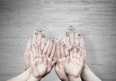 Mutlu bir ailenin sembolü olarak çocuk ve ebeveynlerin ellerine yakından bakın.